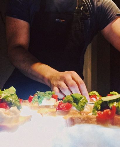 Broccoli, tomato and bread